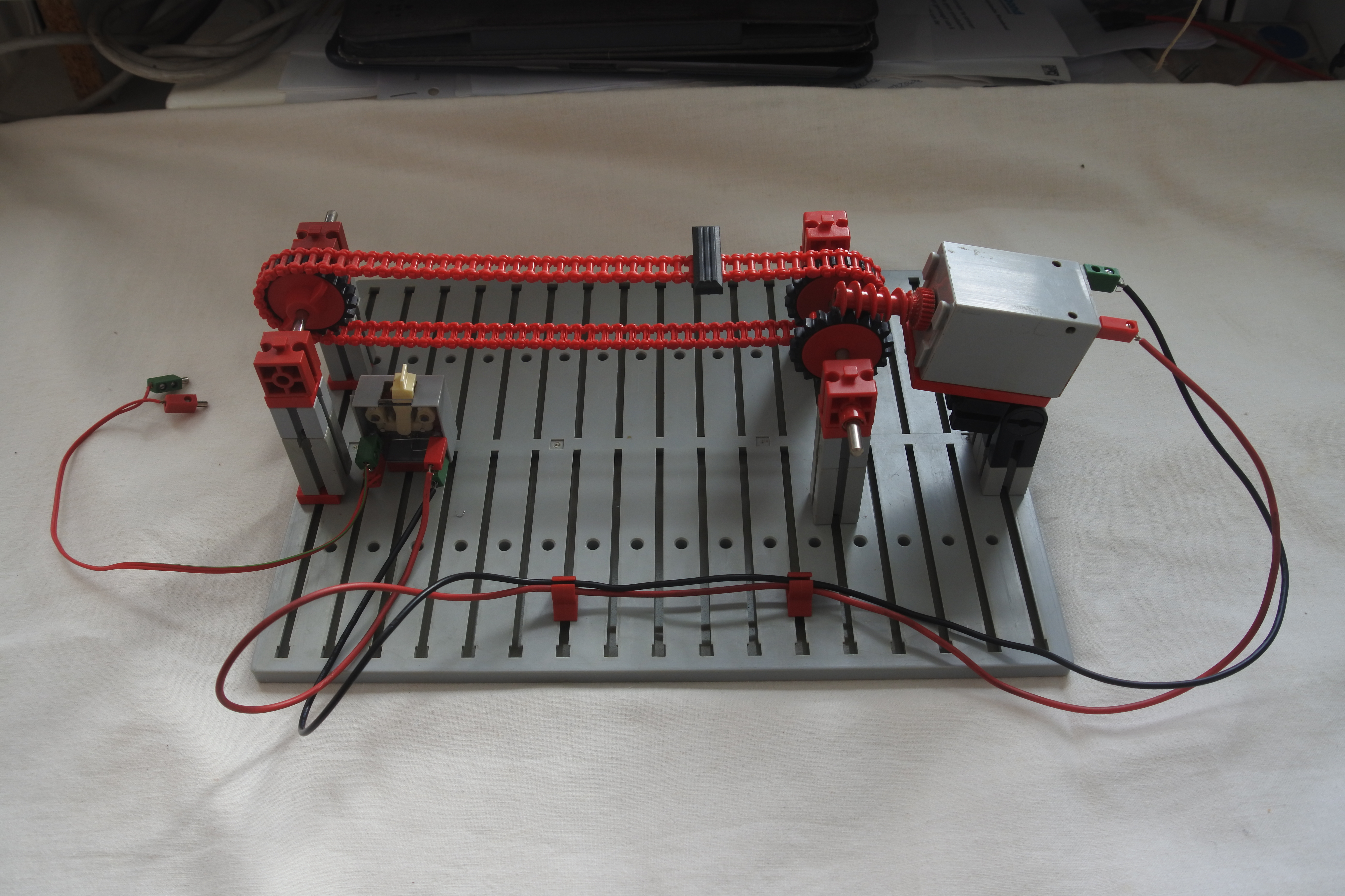 Image of the fischertechnik model
          bipolar switch with a chain